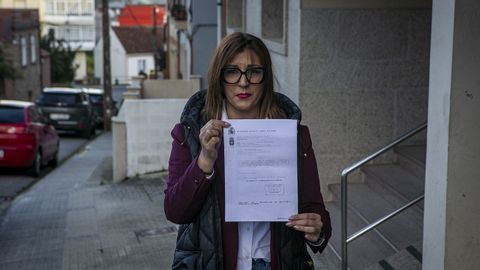 Fernndez muestra la denuncia que present cuando su padre fue abandonado en esta calle de Palmeira