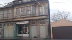 La vivienda que la fundaci�n subasta en una de las entradas al casco urbano de Foz, con un precio de salida de cien mil euros