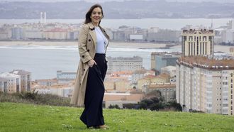 La alcaldesa, In�s Rey, en el monte de San Pedro, con la ciudad al fondo.