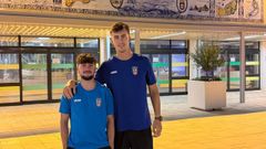 Alberto Mir�s y Nacho Garc�a, jugador y entrenador del Uni�n �frica Ceut�, posan en la entrada del puerto de Ceuta