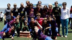 Los jugadores, el cuerpo t�cnico y delegados del Barcelona celebraron el t�tulo con el trofeo en el propio campo de As Eiroas.