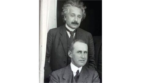 El f�sico alem�n Albert Einstein (arriba) y el astr�nomo brit�nico Arthur Eddington (abajo)
