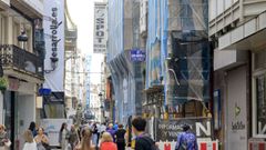 Tramo de la calle Real con varios edificios cubiertos por andamios