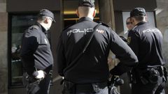 Imagen de archivo de polic�as nacionales ante una joyer�a atracada en A Coru�a.