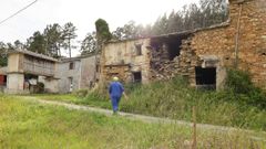 El vecino denunci� ante el Ayuntamiento el grave deterioro que sufre una de las edificaciones situadas al pie de la pista municipal que conduce a su casa