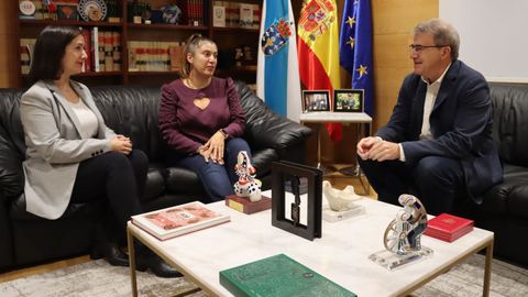 La jefa territorial, la nueva responsable en Ourense de la AXI y el delegado de la Xunta.