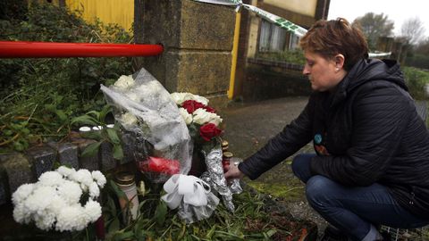 Flores y velas en la nave de Asados, donde apareci el cuerpo de Diana Quer