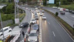 Tr�fico denso en las proximidades del colegio.
