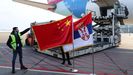 La bandera de China y la bandera de Serbia, junto al avi�n que transport� el mill�n de dosis de vacunas del Grupo Nacional Biotec de China (CNBG) de Sinopharm a su llegada al aeropuerto de Belgrado