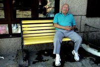 Manuel Charl�n, en el porche de su casa, en el 2011.