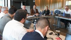 Al fondo, en el centro, Sergio López, gerente de Productores Pesqueros del Puerto de Burela y presidente del Consejo Consultivo de Aguas Occidentales Australes, al lado de Alfonso Villares, conselleiro de Mar, en una reunión de este órgano consultivo en Santiago