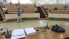 90 ALUMNOS PARA VER EL EXAMEN. A pesar de que este a�o hubo 100.000 ex�menes en la selectividad gallega, el n�mero de alumnos que han llegado al final en las reclamaciones y han querido ver el examen no ha sido muy alto: sobre 90. El acto fue ayer, en Dereito de Santiago, y por primera vez pudieron sacar fotos de su prueba (aunque no pueden compartirlas)