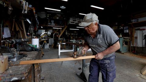 Pepe Gmez, trabajando en su carpintera de ribeira en Lorb