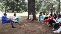 Jana, con vestido verde azulado, durante la reciente reuni�n con Pedro S�nchez y Teresa Ribera.