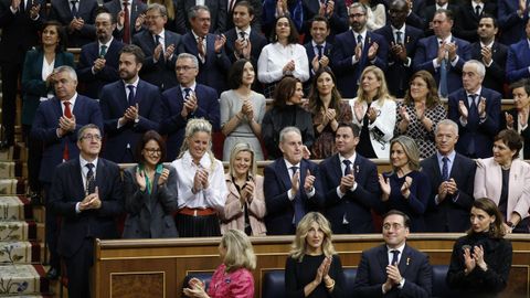 Ministros, diputados y senadores socialistas aplauden al trmino del acto de la jura de la Constitucin de la princesa Leonor