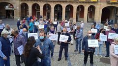 Algulnos de los asistentes a la concentraci�n frente al Ayuntamiento de Gij�n