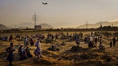Im�gen del exterior del aeropuerto de Kabul hace un a�o, donde la gente se acumulaba a la espera de poder escapar de Afganist�n