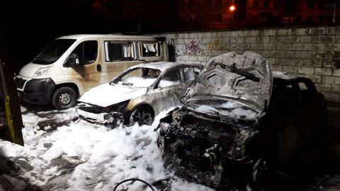 Vehiculos afectados por el incendio en Belonga, Mieres