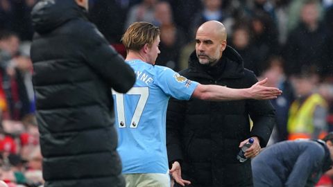Kevin de Bruyne�y Pep Guardiola.Kevin de Bruyne se enfada con Pep Guardiola tras ser sustituido por el entrenador del Manchester City