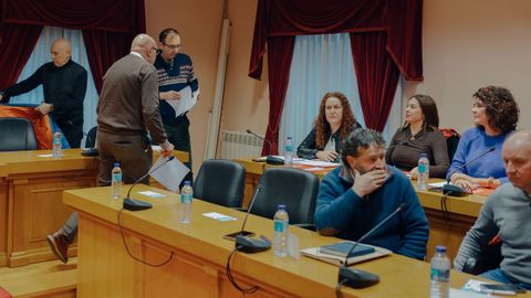 El alcalde Xos� Carlos Valc�rcel  entra al pleno ante la mirada de algunas de las concejalas socialistas, ahora en la bancada de la oposici�n.