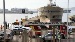 Amplio despliegue de emergencia y agentes de seguridad en el puerto de Vigo.