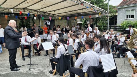 A banda de Sant�dega, de Coles, durante unha das s�as �ltimas actuaci�ns