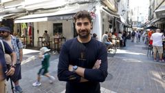 Nacho Moreira, delante de su local, La Esquina de Valentina