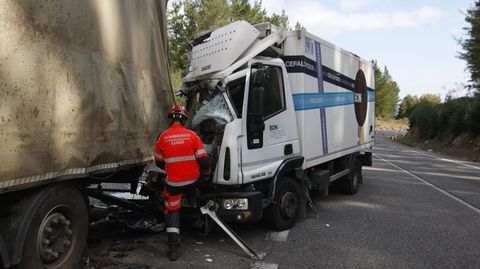 El camión que conducía el herido se empotró contra la parte trasera del que estaba parado