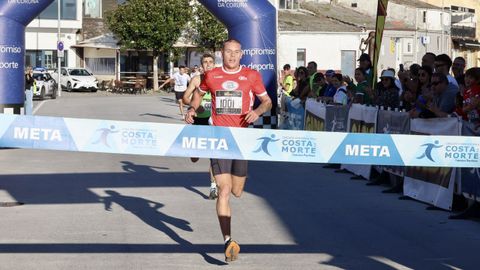 Anxo Lado cruzando la meta en la cita de Fisterra del Correndo pola Costa