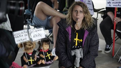 Profesores en apoyo a los sindicatos a la entrada de la consejería