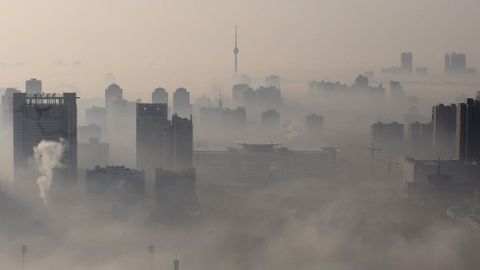 La niebla difumina los rascacielos de la ciudad china de Wuhan.