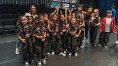 Las ni�as, de seis a ocho a�os, con el cartel del primer clasificado en Nar�n, con la directora de la academia