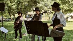 La Festa da Natureza, impulsada por el Concello de Ames, termin� con un concierto de Colt-45, grupo del que forma parte una vecina del municipio, Anne Tooming. Adem�s, unas 30 personas estrenaron la ruta Val dos Pasos entre Tapia y Bertamir�ns.