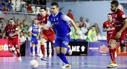 Cospe conduce el bal�n hacia la porter�a contraria seguido por varios jugadores del Tenerife. 