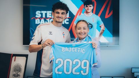 El futbolista Stefan Bajcetic, con Mari�n Mouri�o, tras firmar su contrato con el Celta.