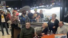 El mariachi Lindbherg Cabrera le canta una ranchera a Esperanza