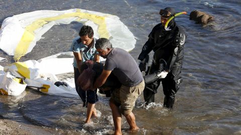 El naufragio se produce un d�a despu�s de que tres personas murieran al volcar una embarcaci�n con 21 refugiados a bordo