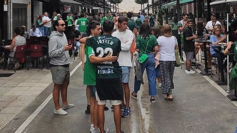 Aficionados del Racing llegando a la calle Manuel Pedregal.