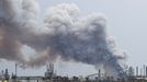 Ataque iran� sobre una refiner�a de Bar�in, este lunes.