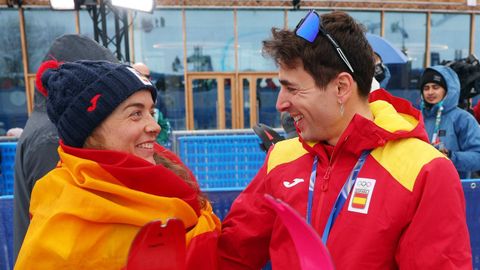 Ana Alonso y Oriol Cardona conversan tras la ceremonia de esqu&iacute; de monta&ntilde;a.