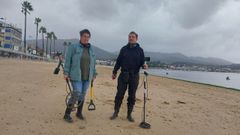 Los franceses Mirelle y Alan Bardon pasan sus vacaciones buscando metales por las playas del norte de Espa�a