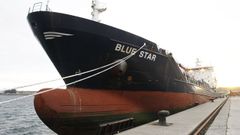 El Blue Star, atracado en el puerto exterior de Ferrol