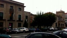 El edificio de Aduanas, a la izquierda, est� junto a la casa consistorial de Mar�n, en la avenida de Ourense.