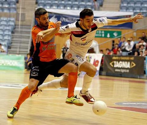El Burela se llev� la victoria la pasada temporada en el partido disputado en Sar.