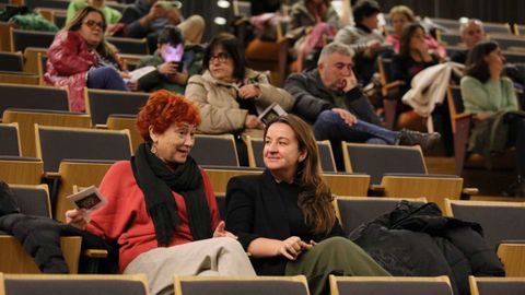 Las concejalas Maite Ferreiro y Cristina Lpez, durante el concierto en el Fuxan os Ventos