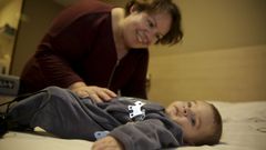 Daniela, con su beb�, Lois, operado del coraz�n en el materno Teresa Herrera, Chuac