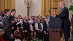 Trump se enzarza con el periodista Jim Acosta y le expulsa de la Casa Blanca