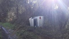 Estado en el que qued� el veh�culo que volc� en el kil�metro 14 de la AG-64, en San Sadurni�o.