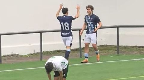 Jorge P�rez-Lafuente celebra� con Rat�n el gol que dio la victoria al Celta Juvenil A ante el Real Racing Club en Divisi�n de Honor Juvenil.