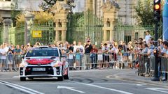 Un momento de la exhibici�n del piloto asturiana Javi Villa en el centro de Oviedo.